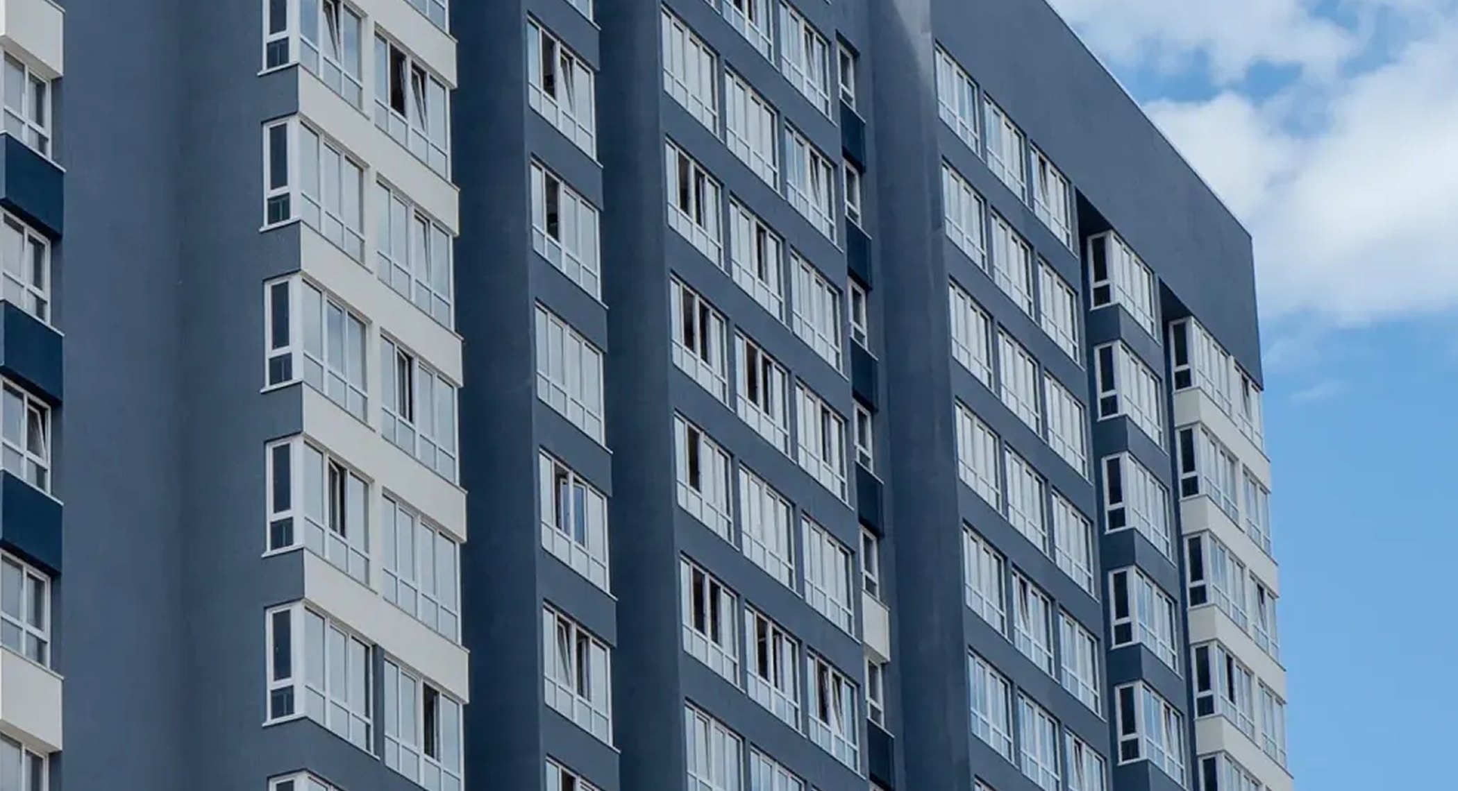 Il titolare in visita a un appartamento consegnato mesi prima